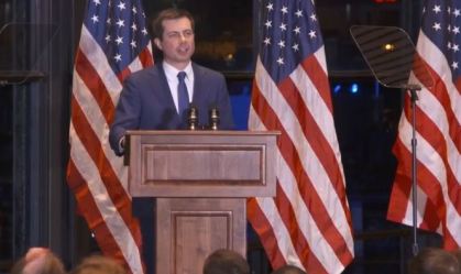 Pete Buttigieg desiste da corrida presidencial nos EUA