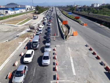 Fila de carros aguarda para entrar em Santos, no litoral paulista