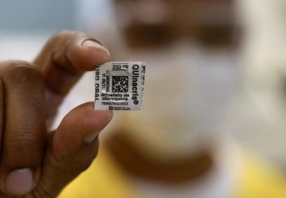 Profissional da saúde com comprimido de cloroquina em hospital de Porto Alegre