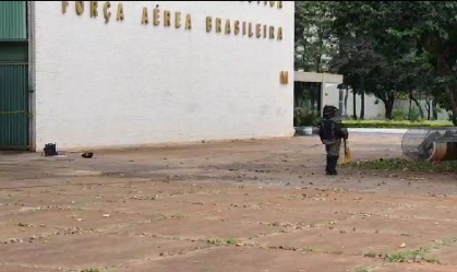 Mochila 'suspeita' com roupas isola área em frente ao Ministério da Defesa