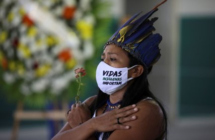 Indígena participa do funeral de Messias Kokama em Manaus