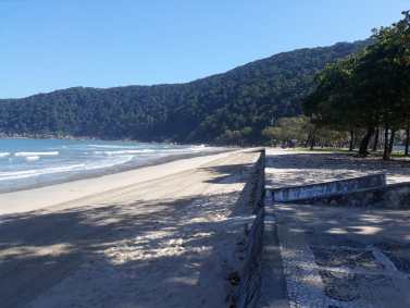 Praia do Guaiúba, no Guarujá (SP)