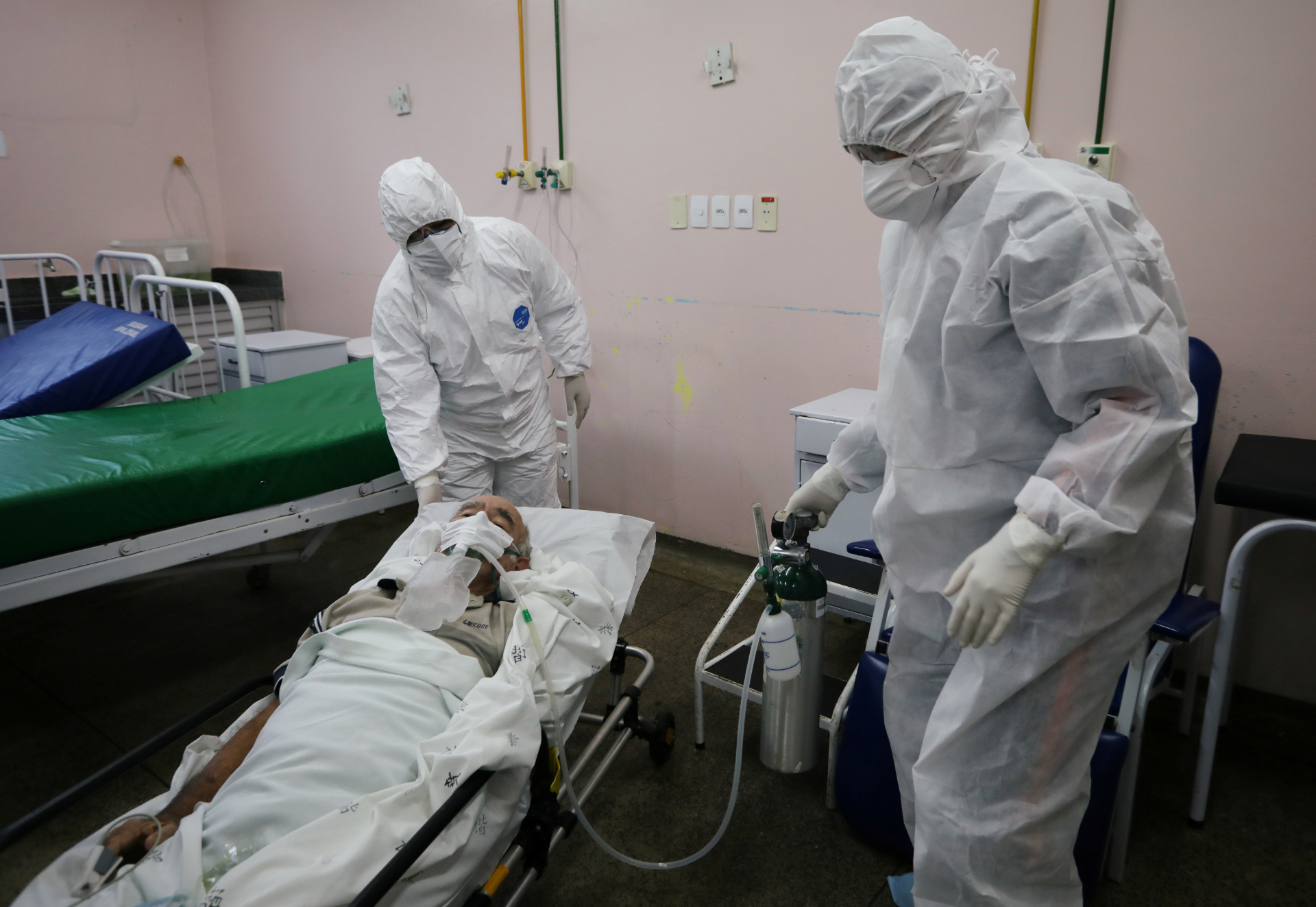 Profissionais da saúde atendem paciente com Covid-19 em hospital de Manaus (AM)