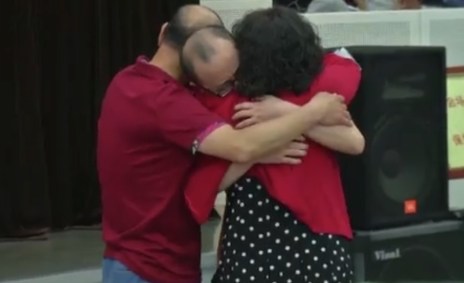 Mao Yin, com 34 anos, se encontrou com seus pais biológicos