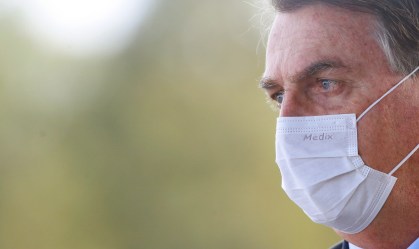 Bolsonaro diz que não vai entrar em 'briga' sobre adiar eleições por Covid-19