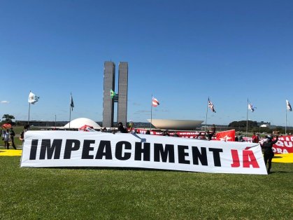 Manifestantes em Brasília pedem impeachment de Bolsonaro