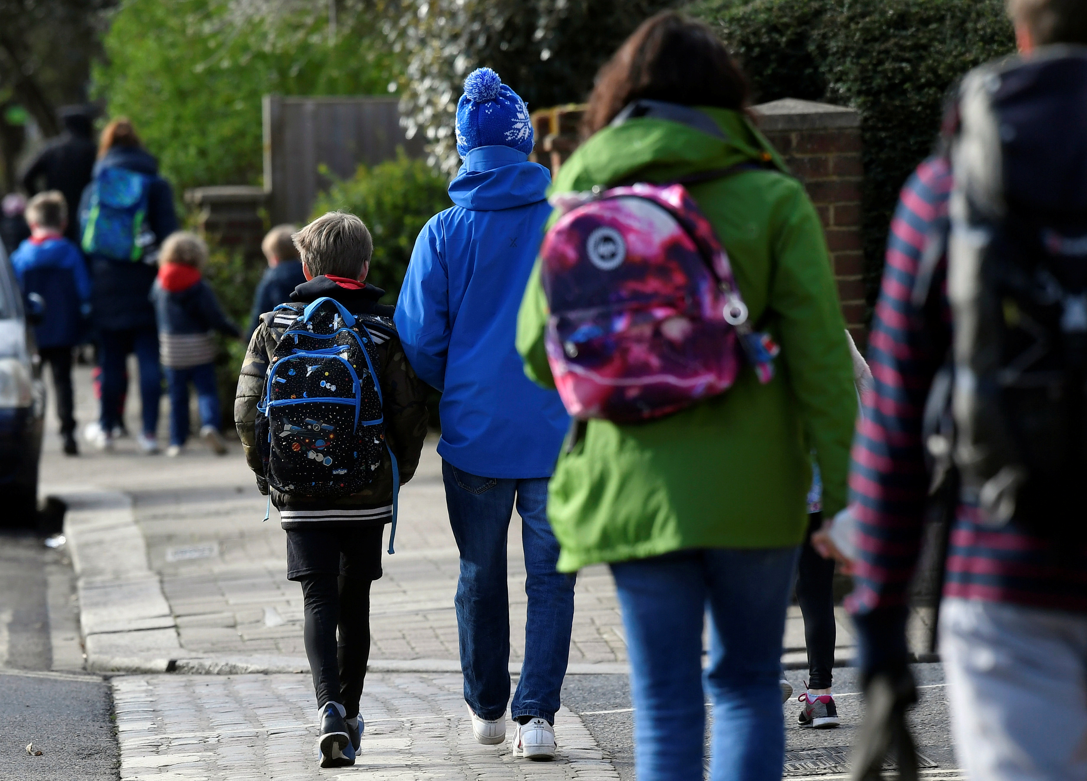 Crianças e jovens caminham para a escola em Londres. / Foto: Toby Melville - 20.mar.2020/Reuters