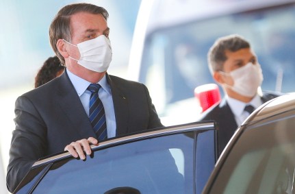 O presidente Jair Bolsonaro utiliza máscara de proteção