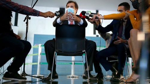 O presidente da Câmara dos Deputados, Rodrigo Maia, sendo entrevistado.