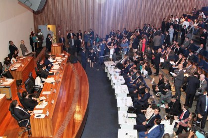 Deputados distritais participam de sessão na Câmara Legislativa do DF
