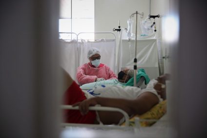 Profissional da saúde cuida de paciente da Covid-19 em UPA de Rio Branco