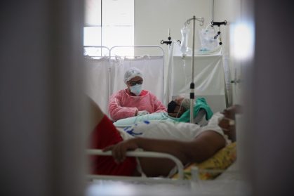 Profissional da saúde cuida de paciente da Covid-19 em UPA de Rio Branco