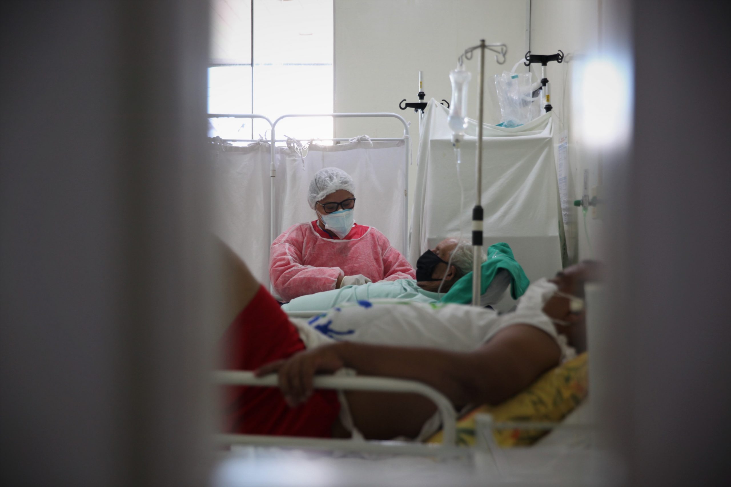 Profissional da saúde cuida de paciente da Covid-19 em UPA de Rio Branco