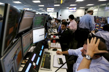 Operadores trabalham em escritórios da XP Investimentos, em São Paulo