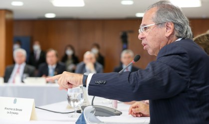 O Brasil está quebrado e precisa “aguentar” a China, diz Guedes
