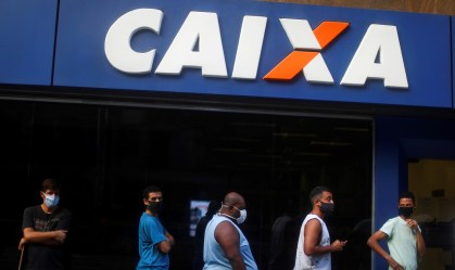 Pessoas fazem fila em agência da Caixa para tentar receber o auxílio emergencial
