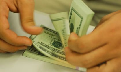Dólar fecha em queda após salto da véspera, mas continua no patamar de R$ 5