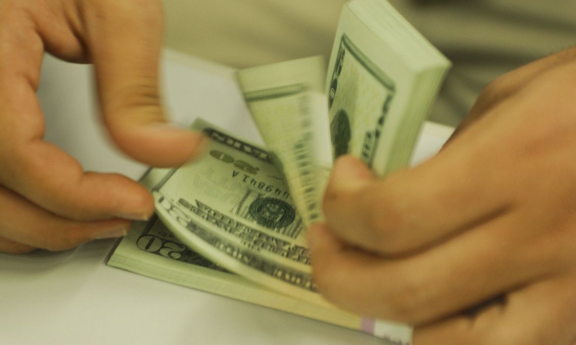 Apesar do dólar alto, Ibovespa opera em alta