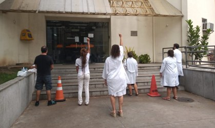 Profissionais de saúde protestam contra mortes no Rio de Janeiro