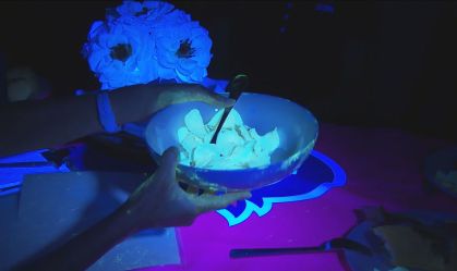 Simulação com gel brilhante mostra propagação da Covid-19 em restaurantes