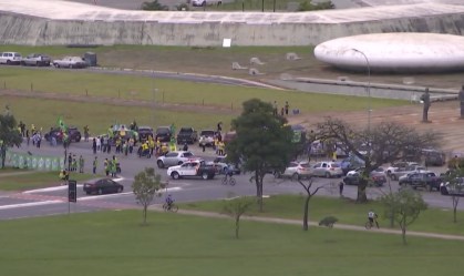 Após vídeo de reunião ministerial, manifestantes se reúnem em Brasília
