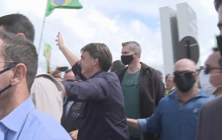 Cercado de apoiadores, Bolsonaro participa de ato em Brasília