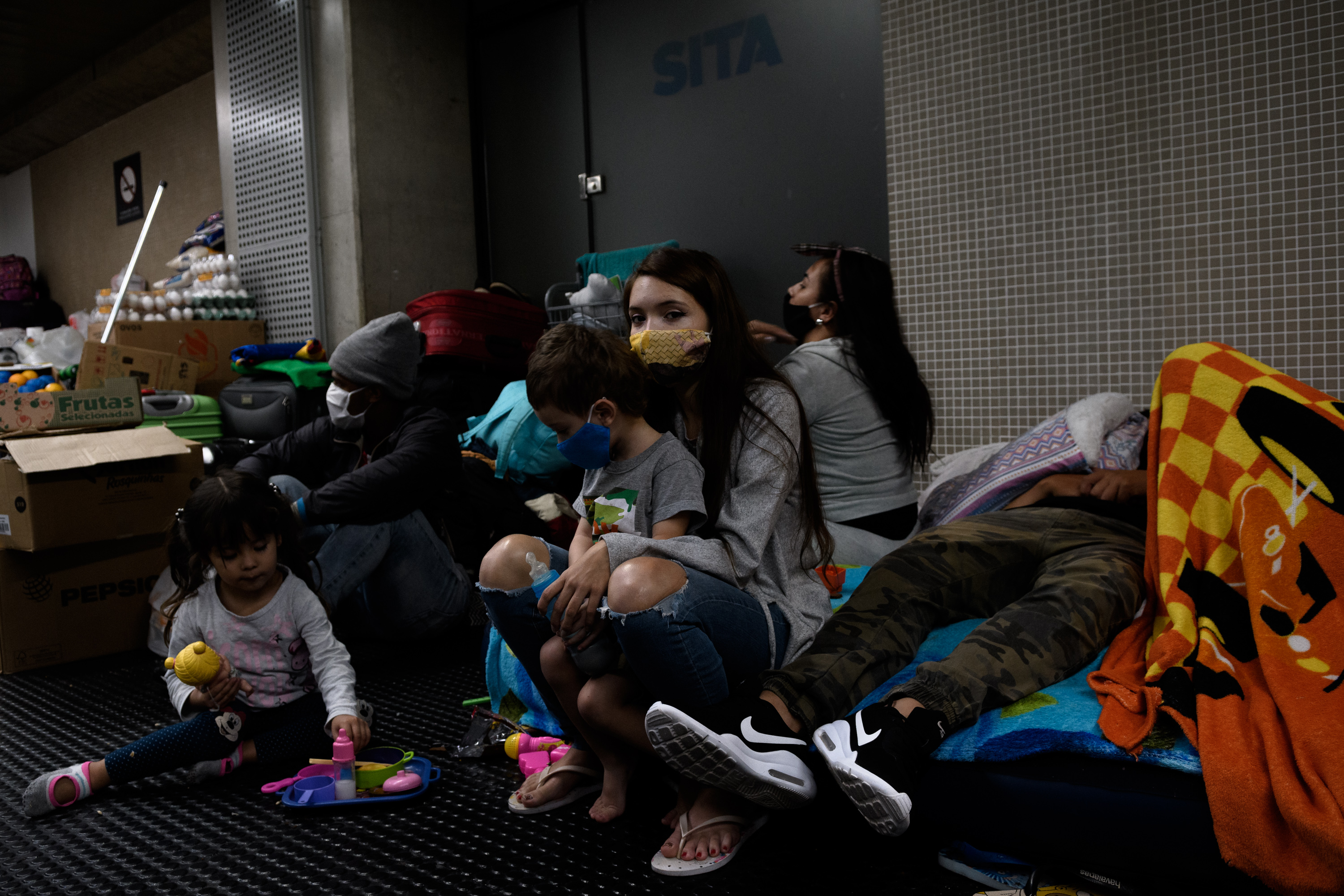 Colombianos acampados no aeroporto