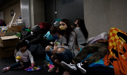 Na Colômbia é mais seguro, diz colombiana acampada no aeroporto de Guarulhos