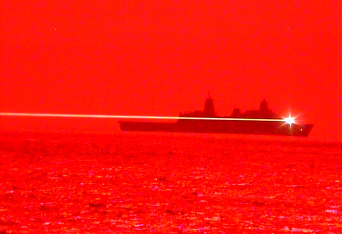 Navio de guerra USS Portland dispara laser