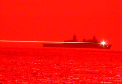 Navio de guerra USS Portland dispara laser