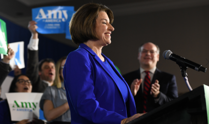 Amy Klobuchar desiste de disputar indicação democrata em eleições americanas