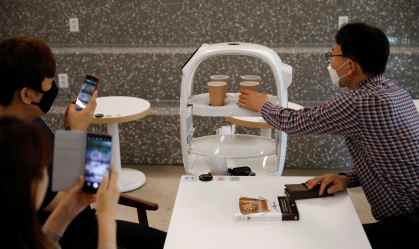 Café na Coreia do Sul recorre a robô para ajudar em distanciamento social