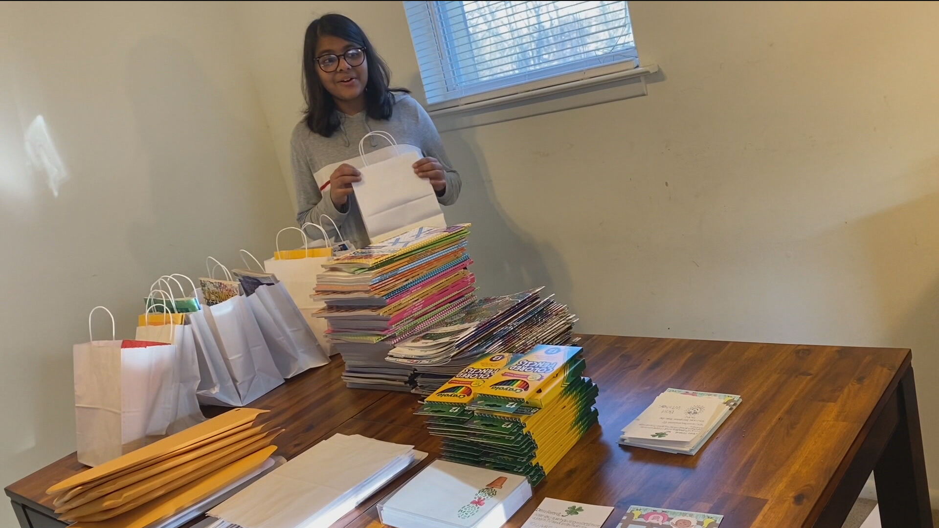 Hita Gupta, de 15 anos, com os kits para doação que preparou (22.mai.2020)