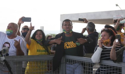 Após crítica de Bolsonaro à imprensa, apoiadores hostilizam jornalistas
