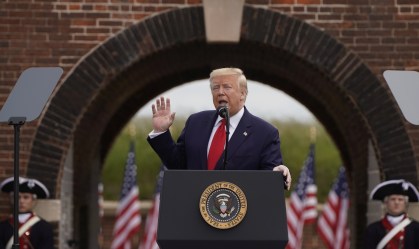 Trump comemora feriado militar nos EUA e defende decisão de jogar golfe