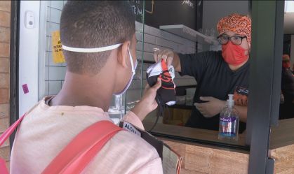 Campanha de restaurante já distribuiu mil máscaras para motoboys em São Paulo