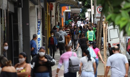 Aglomeração, falta de máscaras e drible às regras marcam reabertura de BH