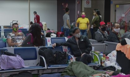 Grupo de colombianos acampado em Guarulhos aguarda repatriação