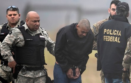 Adélio Bispo de Oliveira é escoltado por policiais federais em aeroporto de Juiz