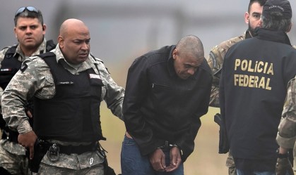 Adélio Bispo de Oliveira é escoltado por policiais federais em aeroporto de Juiz