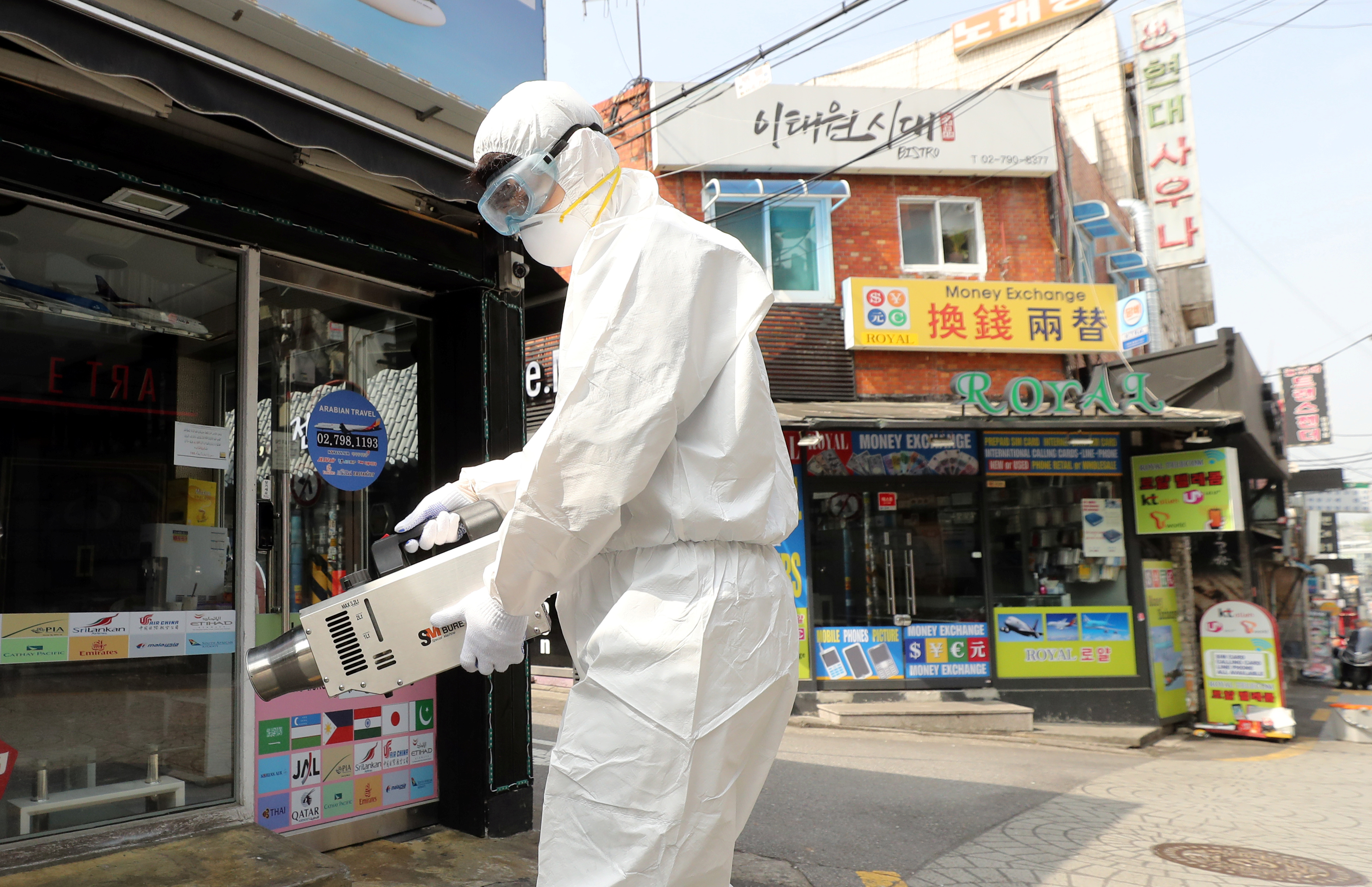 Funcionário desinfecta ruas do bairro de Itaewon, em Seul