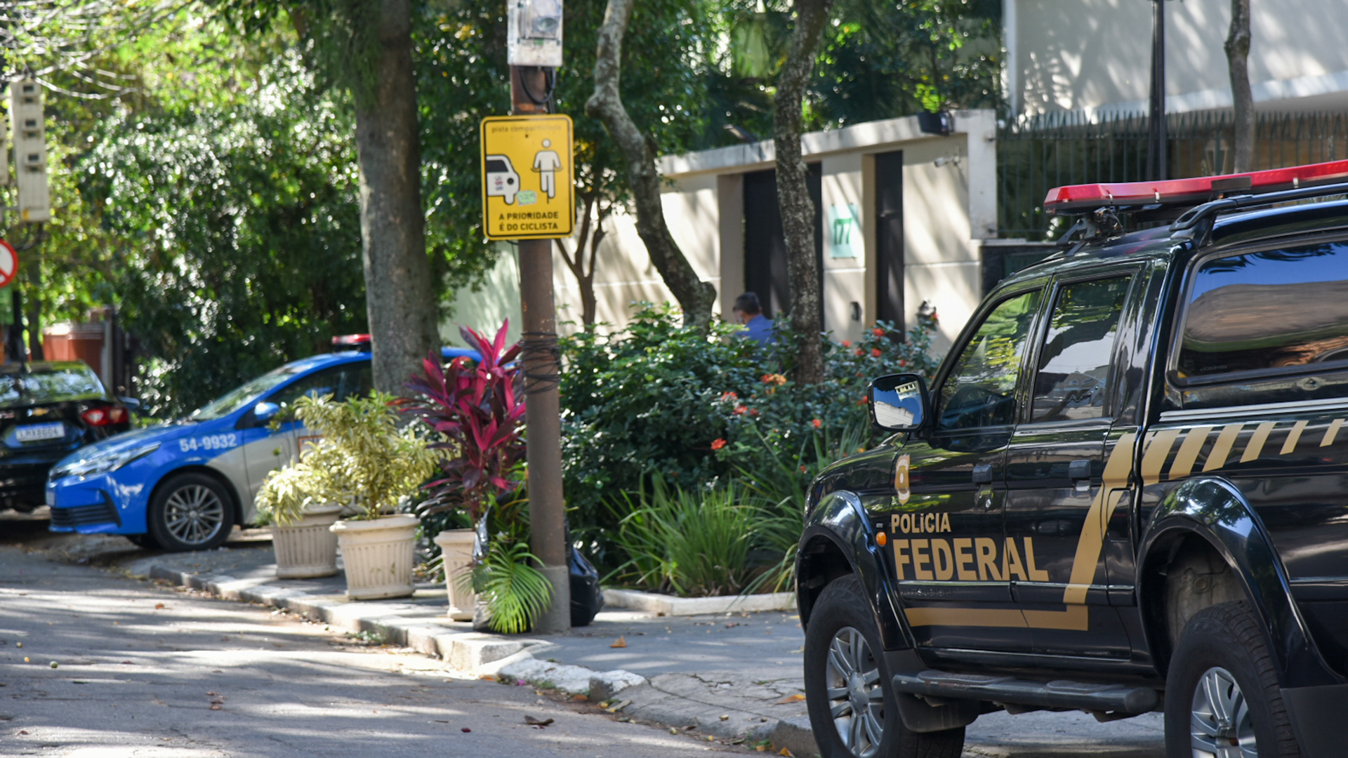 Movimentação durante ação da Policia Federal na residência do governador Witzel.