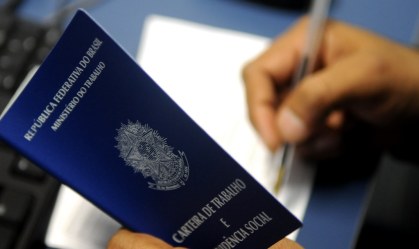 Desemprego recua a 6,4%, menor patamar do 3º trimestre na série histórica