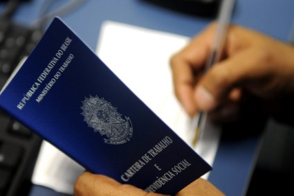 Carteira de trabalho / Medida Provisória que altera CLT tem validade até segunda-feira