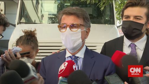 O empresário Paulo Marinho fala à imprensa na saída do depoimento à PF
