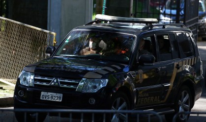 Bloco na rua; preto e dourado: registros mostram vazamentos de ações da PF no RJ