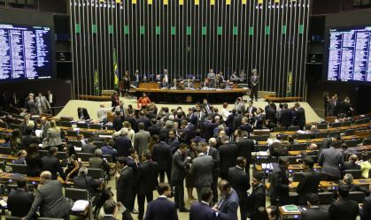 Em atrito com Bolsonaro, Congresso vota destino do Orçamento