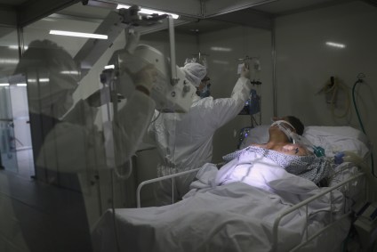 Paciente com Covid-19 é tratado em hospital de campanha em Guarulhos
