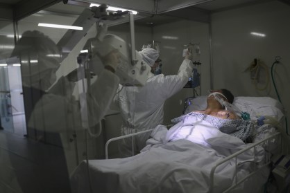 Paciente com Covid-19 é tratado em hospital de campanha em Guarulhos