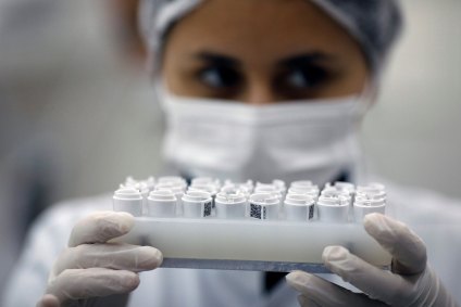 Profissional de saúde segura bandeja com amostras para testes